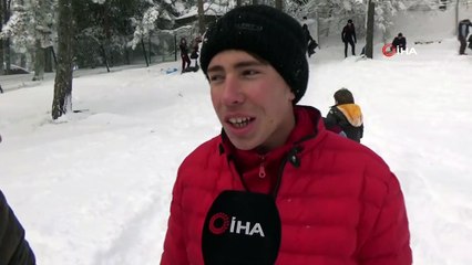 Öğrenciler ve vatandaşlar poşetler ile kayarak stres attı