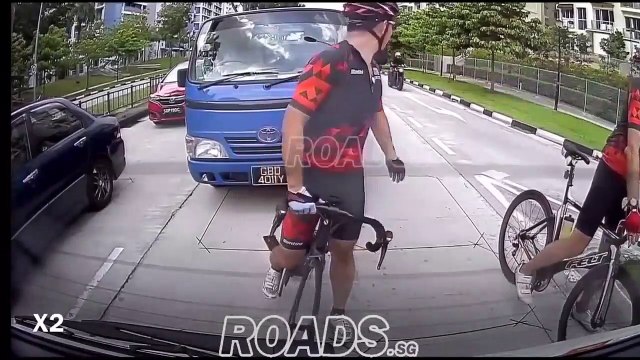 Un conducteur corrige un cycliste qui roule au milieu de la route