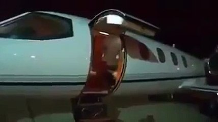 Régis coincé par la porte d'un jet privé !
