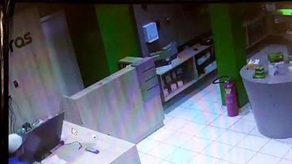 Vídeo: Agindo sozinho, bandido arromba empresa