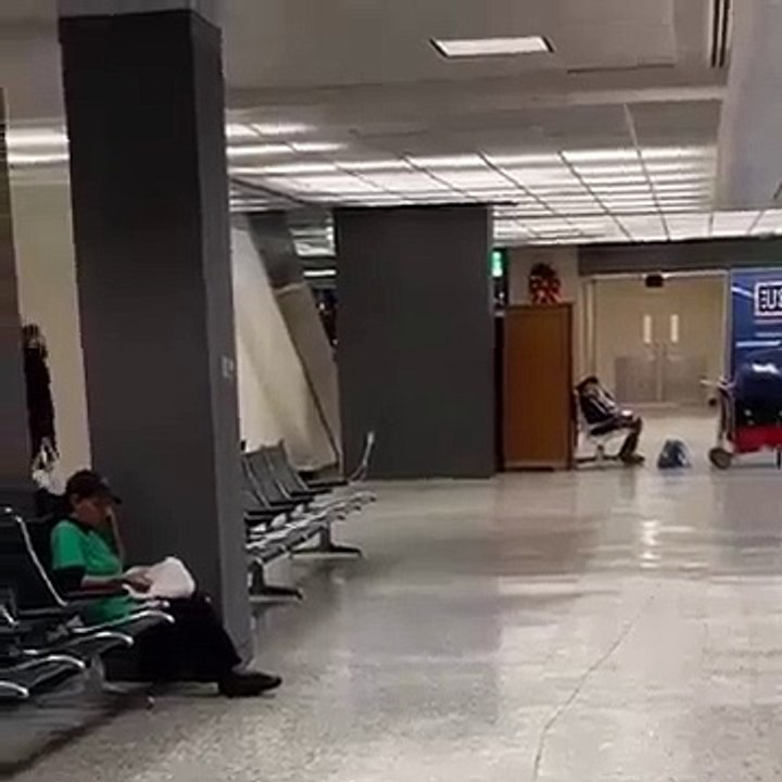Un papa traîne sa fille capricieuse par la capuche à l’aéroport