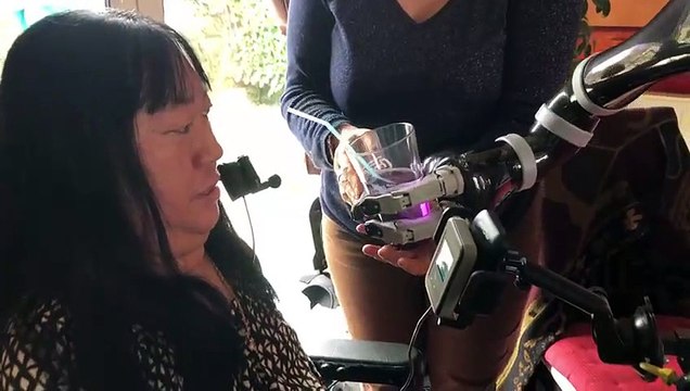 Emmanuelle Bety teste le bras articulé Jaco chez elle à Orvault