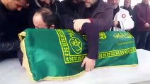 4 aylık oğlunun tabutuna sarılan baba yürekleri dağladı... Tekirdağ'daki feci kazada can veren anne ve 2 çocuğu son yolculuklarına uğurlandı