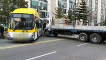 8톤 트럭 밀려 버스 충돌...트럭 운전사 사망· 9명 부상 / YTN