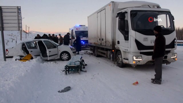 Otomobilin kamyona çarpması sonucu meydana gelen kazada 3 kişi yaralandı