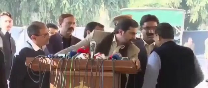 بد زبان بد زبان ہائے چوہان ہائے چوہان کے نعرے l صحافیوں نے فیض الحسن چوہان کی پریس کانفرنس کا بائیکاٹ کر دیا