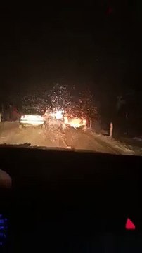 Aksident mes dy veturave në Pejë, njëra përfundon jashtë rruge