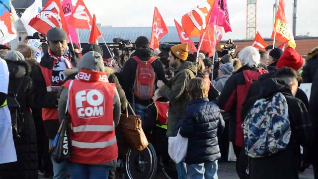 Yellow Vests protest ahead of Macron visit to Paris suburb
