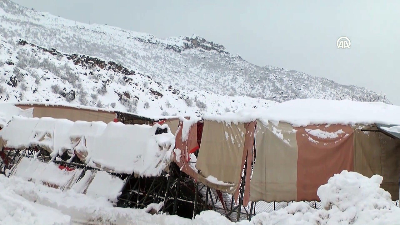 Halı sahanın çatısı kar nedeniyle çöktü - HAKKARİ