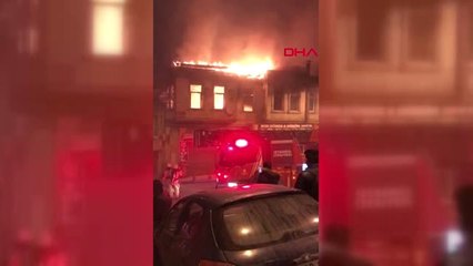 Beyoğlu'nda İki Katlı Bina Alev Alev Yandı