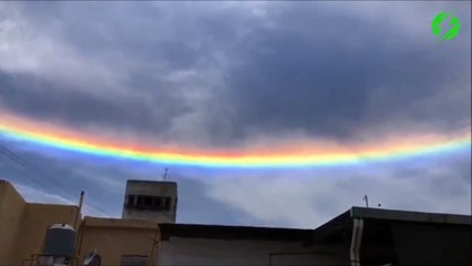Il filme un arc en ciel complet qui entoure le soleil