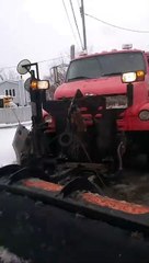 Il n'aurait pas dû chercher les embrouilles à ce conducteur de chasse neige... Mauvaise idée !