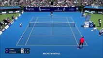 Le tennisman Bernard Tomic fait un service incroyable sur sa balle de match !