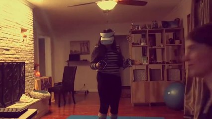 Cette fille ne mettra plus jamais de casque de réalité virtuelle... mauvaise expérience