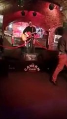 Un musicien se fait balayer sur scène par un dingue... douloureux