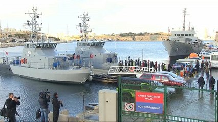 شاهد: فرحة عشرات المهاجرين وصلوا مالطا بعد أن بقوا عالقين أسبوعيْن في عرض البحر