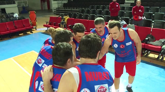 Bakan Kasapoğlu, 3. Medya Çalışanları Basketbol Turnuvası'nda dereceye giren takımlara ödüllerini takdim etti