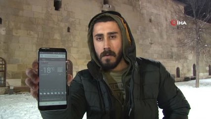 Sivas'ta Hayat Dondu... Havaya Atılan Su, Buz Taneciği Olarak Yere Düştü