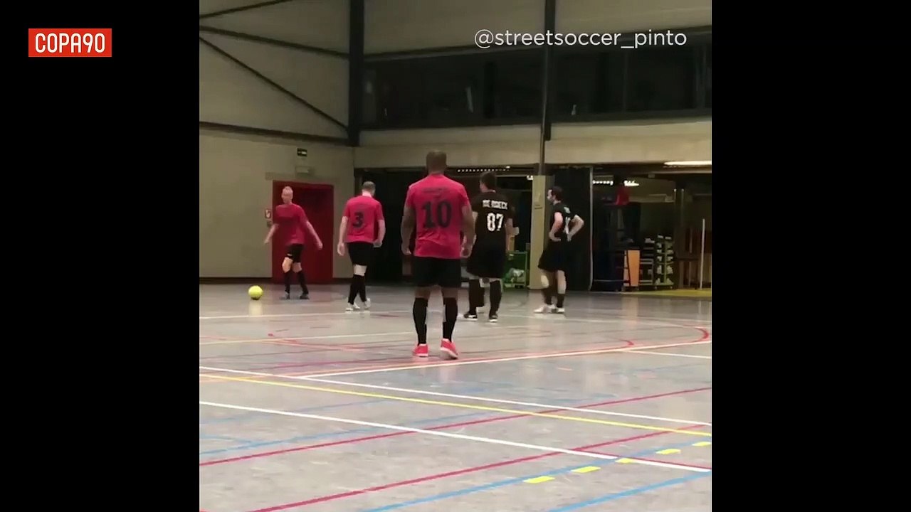 Jugador hace tremendo 'sombrerito'