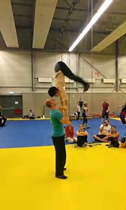 VID_20181230_110628 - Tiko and Naima - standing rev. H2H from shoulders with L-sit exit