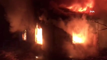 Köy Evinde Geceyi Aydınlatan Yangın