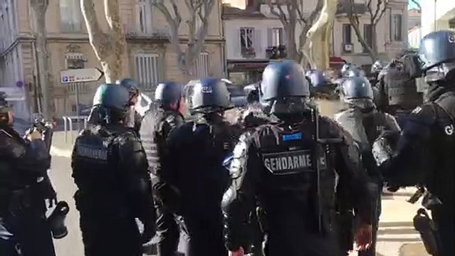 Gilets jaunes : premières tensions à Nîmes entre manifestants et CRS
