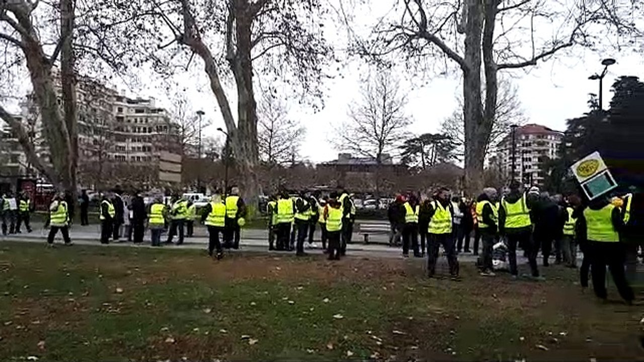 Des Gilets jaunes de Savoie et Haute Savoie unis dans un même rassemblement  à Annecy sur le Paquier au bord du lac