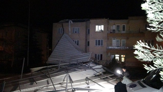 Fırtına Çatıları Uçurdu, Ağaçları Devirdi