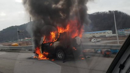 경부고속도로 천안휴게소 인근에서 SUV 승용차에 불 / YTN