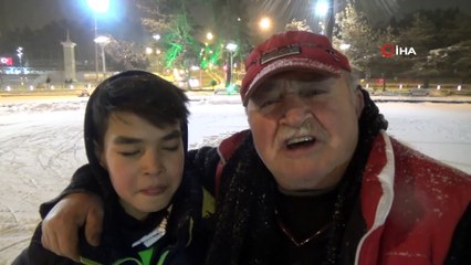 Tipi altında süs havuzunda buz pateni yaptılar