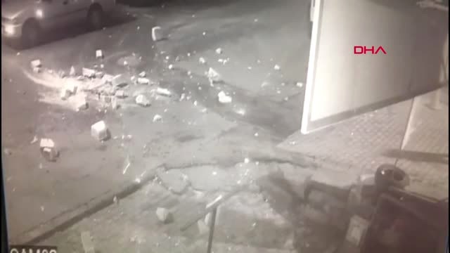 İstanbul- Kağıthane'de Lodos Çatı Uçurdu