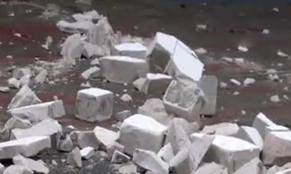 Kağıthane'de lodos çatı uçurdu, yoldan geçen vatandaş saniyelerle kurtuldu