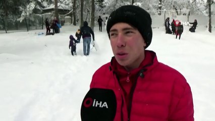 Öğrenciler ve Vatandaşlar Poşetler ile Kayarak Stres Attı