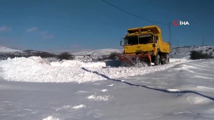 Cenazelerini Defnedemeyen Köylülerin Yardımına İş Makineleri Yetişti