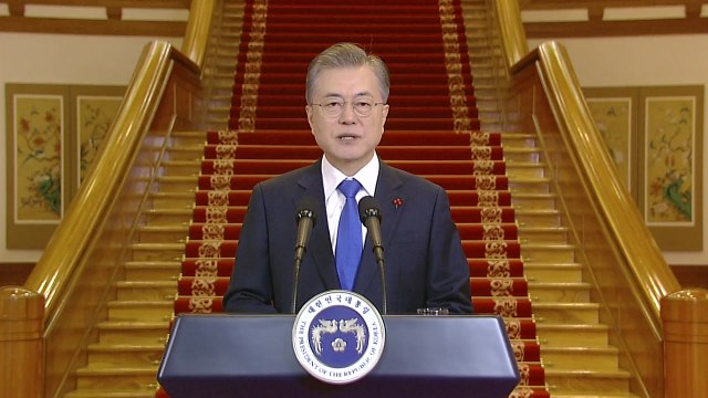 문 대통령 경제 상황 엄중 인식...혁신적 포용 국가 이뤄낼 것 / YTN