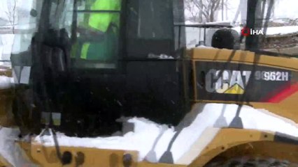 Karda kapanan yolları açma çalışmaları aralıksız devam ediyor