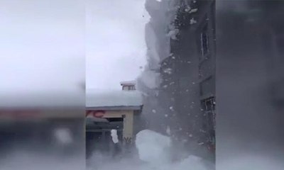 Çatıdan düşen çığ gibi kar korkuttu