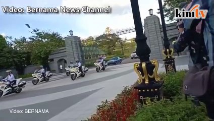 Sultan Johor pandu Proton lama hantar Dr M pulang