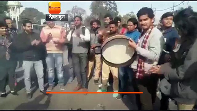 बेरोजगारों ने सरकार की उदासीनता से नाराज होकर फूंका पुतला