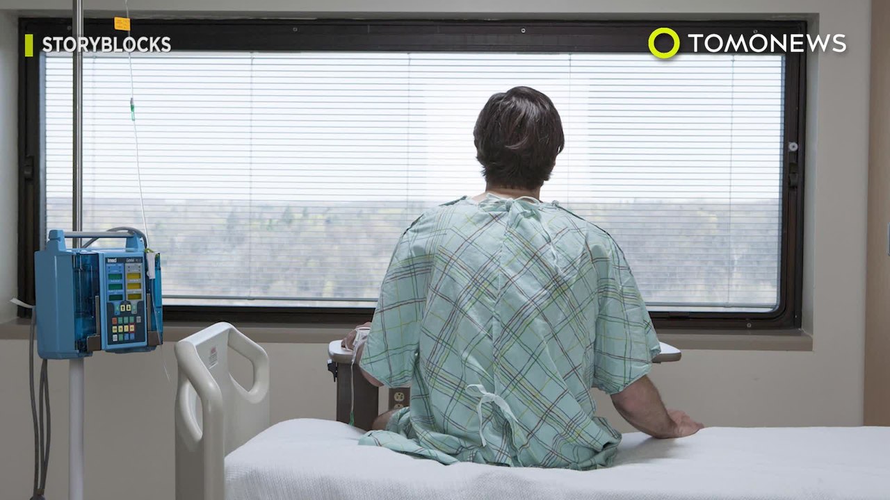 자신의 양말냄새를 맡는 이상한 습관을 가진 남성, 폐감염으로 병원행