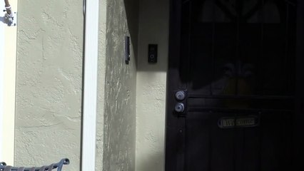 Homem é apanhado a lamber campainha durante 3 horas!