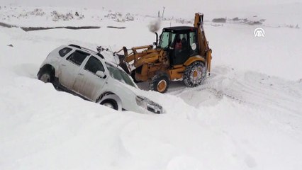 Kardan dolayı yolda kalan vatandaşlar kurtarıldı - KARS