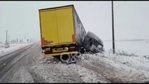 Ora News - Shkodër, trajleri rrëshqet në rrugët me borë, shikoni si ka përfunduar