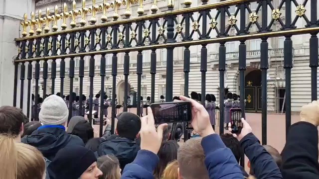 La garde royale joue Bohemian Rhapsody devant Buckingham Palace