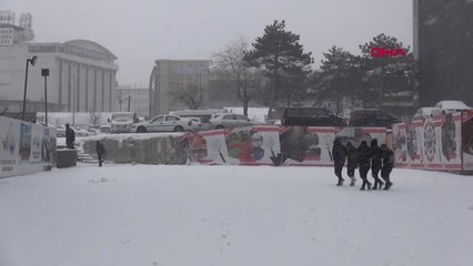 Bitlis'te Park Halindeki Araçlar Kara Gömüldü-Van