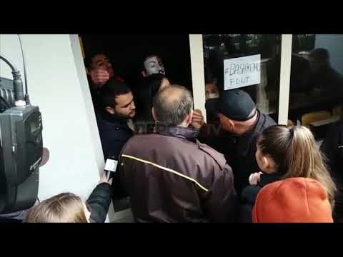 Report TV - Tensione te Juridiku, studentët nuk lejojnë rojet të hapin dyert e bllokuara
