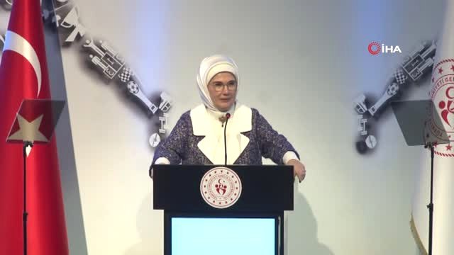 Emine Erdoğan: Yatmadan Önce Sosyal Medya Hesaplarını Değil Kitap Satırlarını Görün
