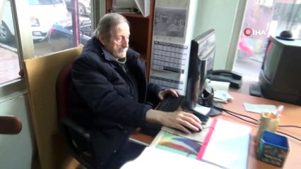 82 yaşındaki spor muhabiri gazeteye her gün baston ile gidip geliyor