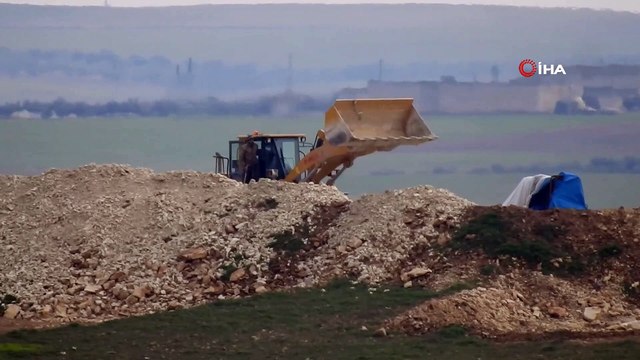 YPG’li Teröristler Hendek Kazarken Görüntülendi- İş Makineleri İle Hendek Mesaisi