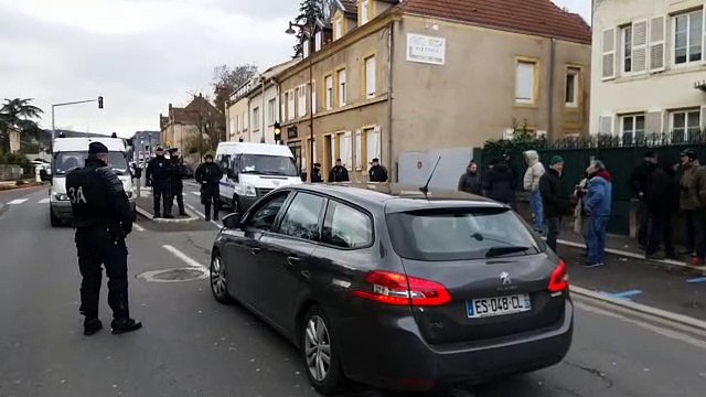 Venue du ministre de l'Intérieur à Châtel-Saint-Germain : des camions de CRS bloquent l'avenue environ 500 mètres avant la caserne